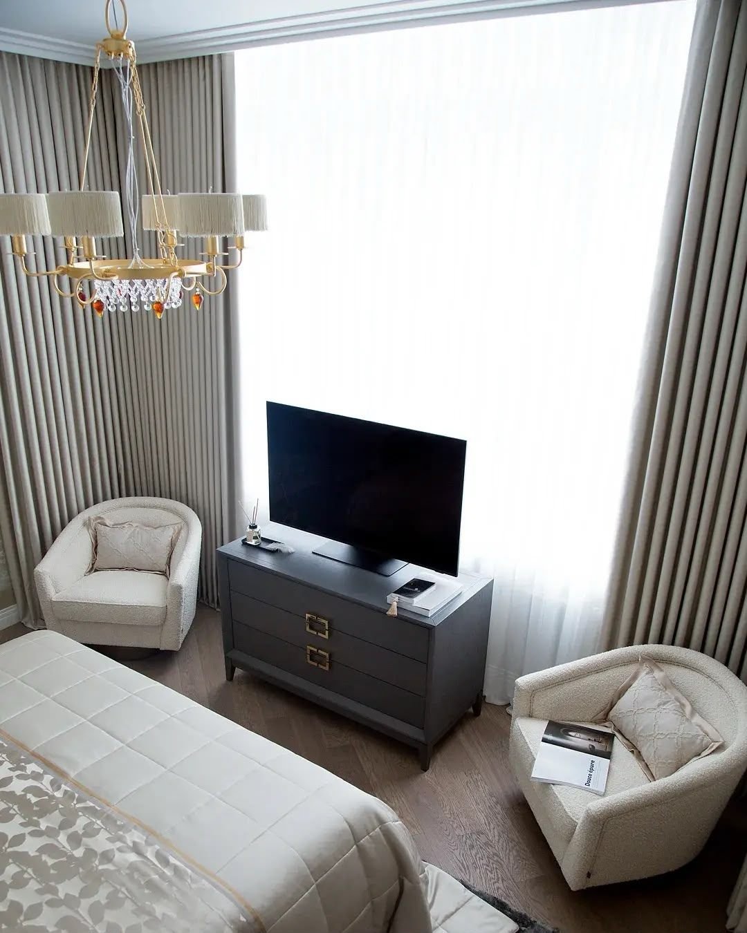 Living-room TV wall between curved window openings, Dubai