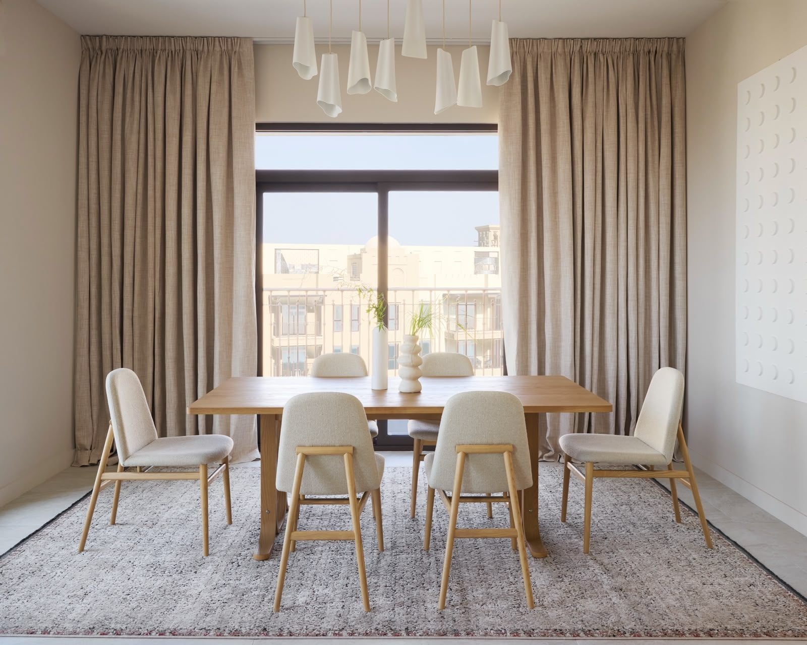 Neutral dining room with round dining table, Dubai