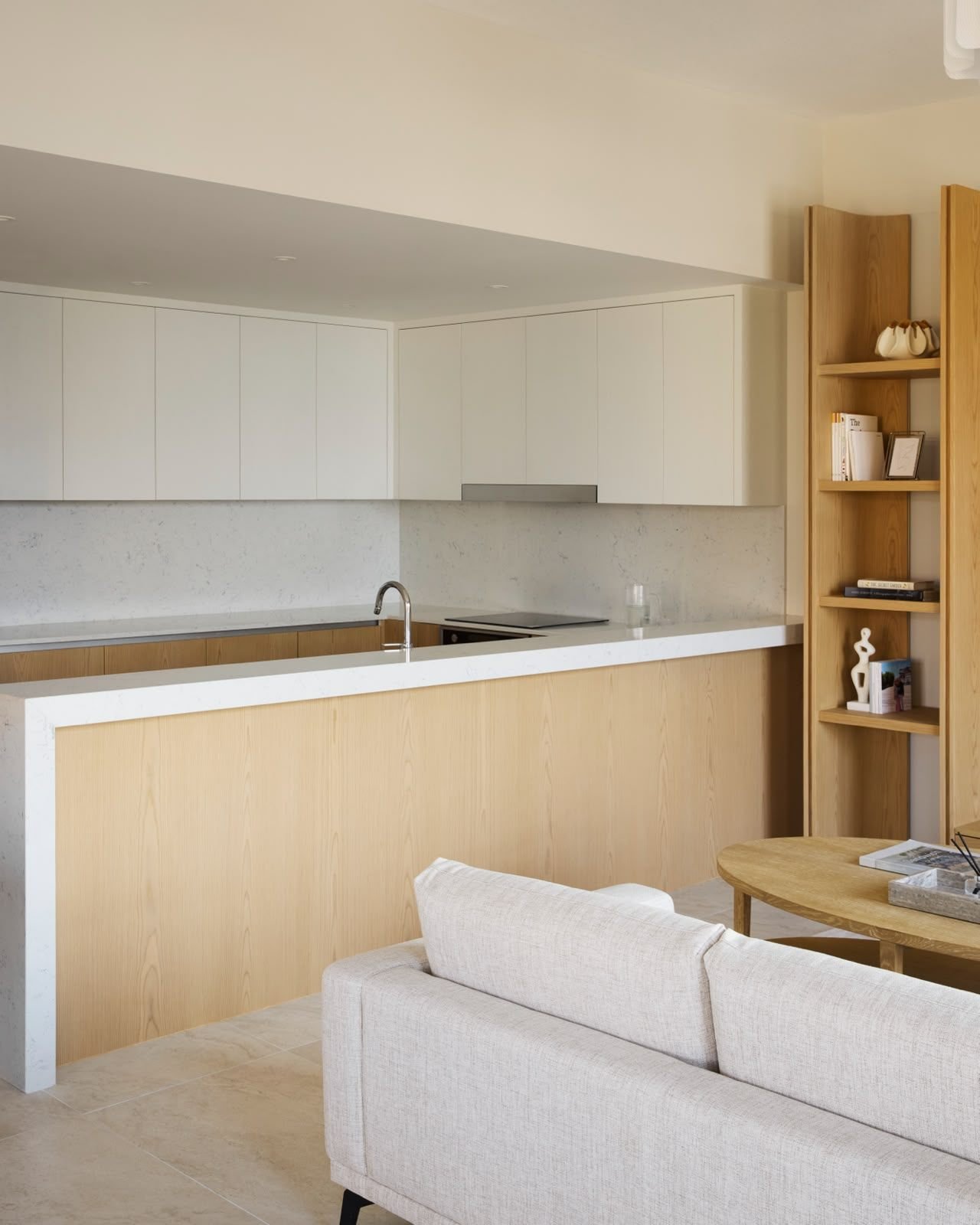 Open-plan kitchen in oak and white handleless cabinetry, Dubai